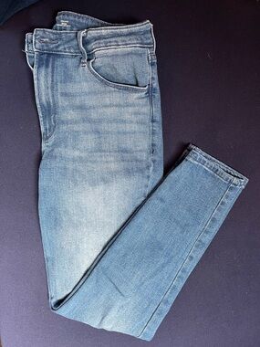 Woman’s 8 short Skinny Jeans